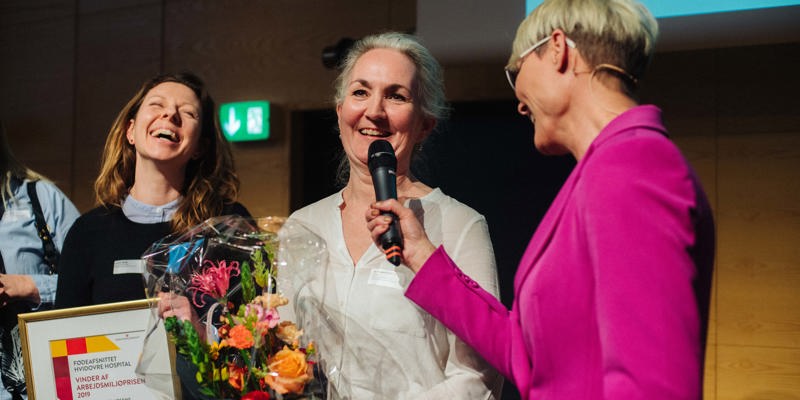Line Baun Danielsen som interviewer vinderne af Arbejdsmiljøprisen 2019, Fødeafsnittet på Hvidovre Hospital i