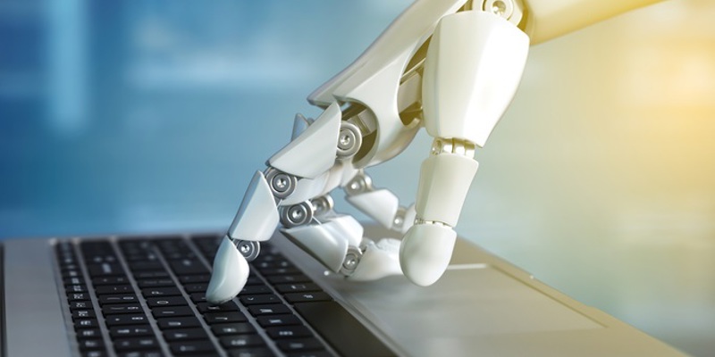 Robothånd som rører på et tastatur