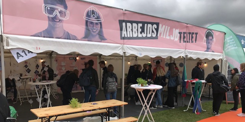 ArbejdsmiljøTeltet i 2019 med bord og orange fortov foran teltet