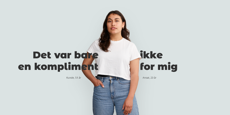 Kvinde med hvid T-shirt og blå jeans med tekst i venstre side: "Det var bare en kompliment, kunde, 51 år og tekst i højre side "ikke for mig", ansat 23 år