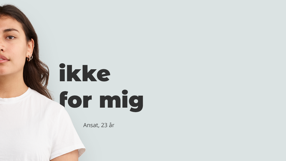 Kvinde i hvid T-shirt med tekst til højre fra kvinden "ikke for mig", ansat 23 år