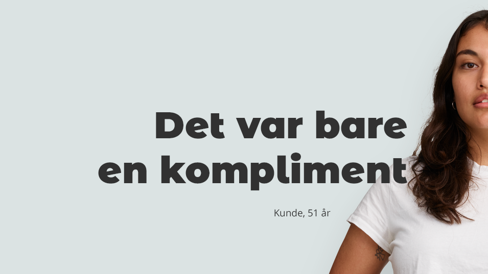 Kvinde i hvid T-shirt med tekst til venstre for kvinden "Det var bare en kompliment", kunde 51 år