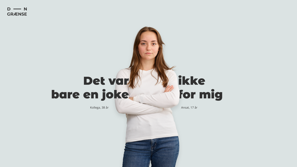 Kvinde med hvid T-shirt og blå jeans med tekst i venstre side: "Det var bare en joke, kollega 38 og tekst i højre side "ikke for mig", ansat 17 år