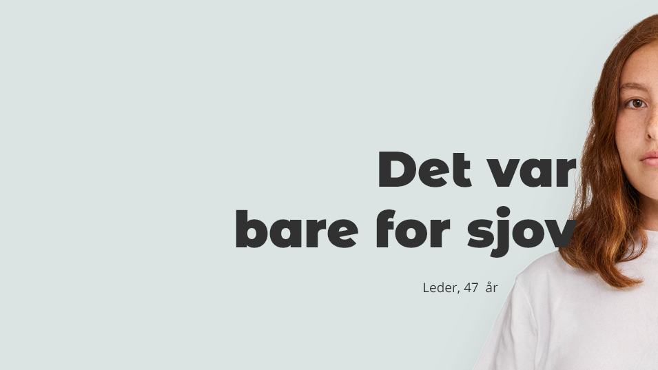 Kvinde i hvid T-shirt med tekst til venstre for kvinden "Det var bare for sjovt", leder 47 år