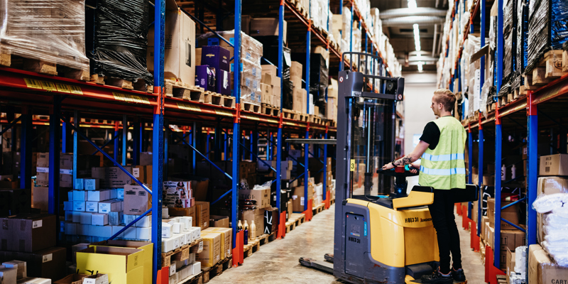 Person på truck i lagerhal