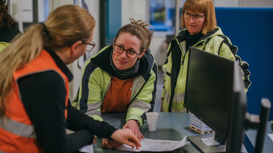 Lyttende kollegaer i samtale