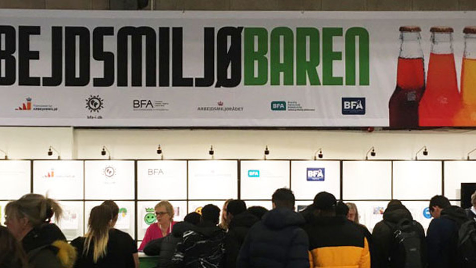 Arbejdsmiljøbarens stand på DM i Skills 2018 - skilt og menneskemængde foran bar